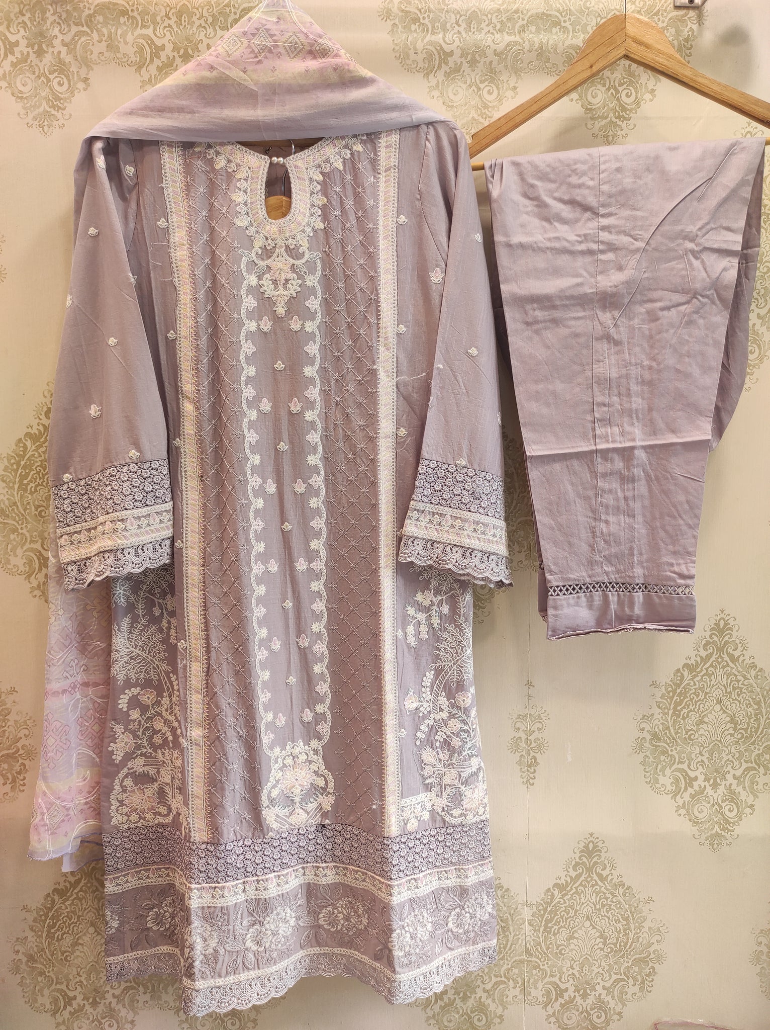 Agha Noor  Lawn | D-002