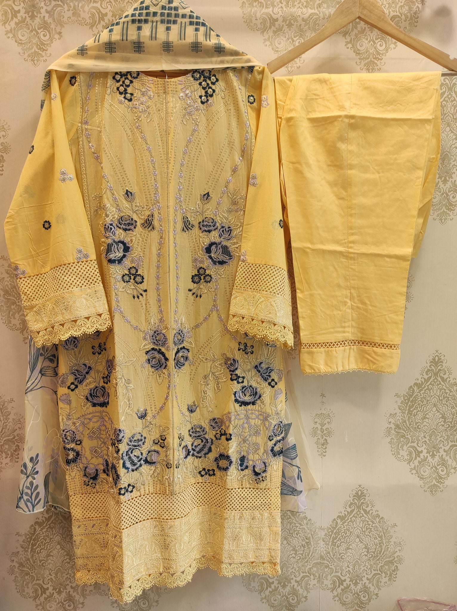 Agha Noor  Lawn | D-003
