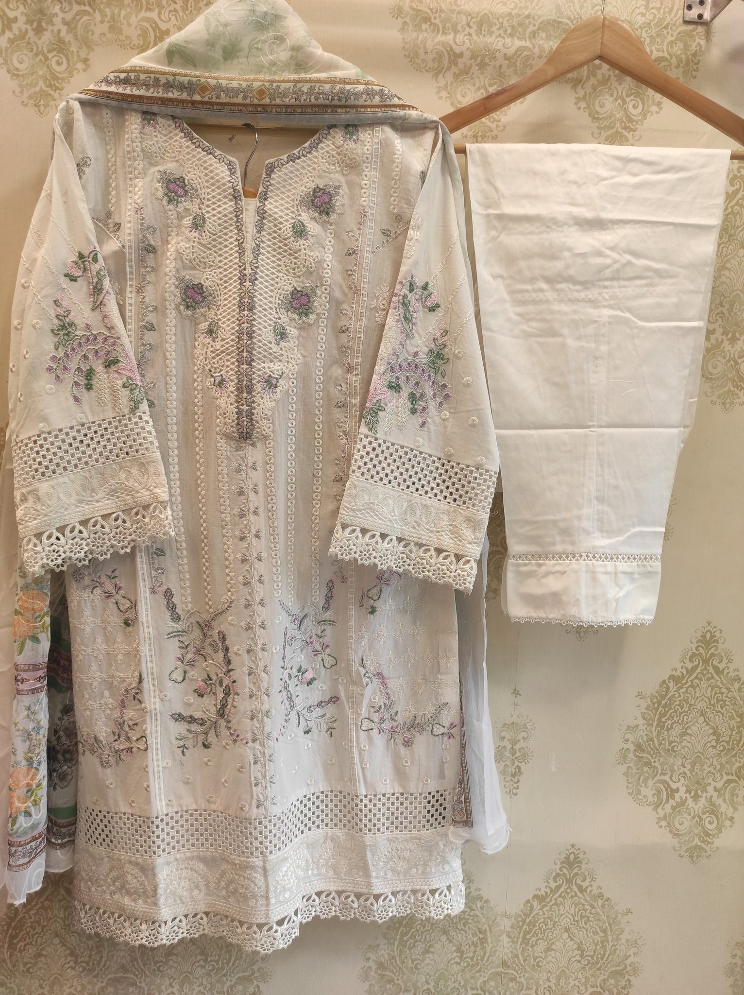 Agha Noor  Lawn | D-001