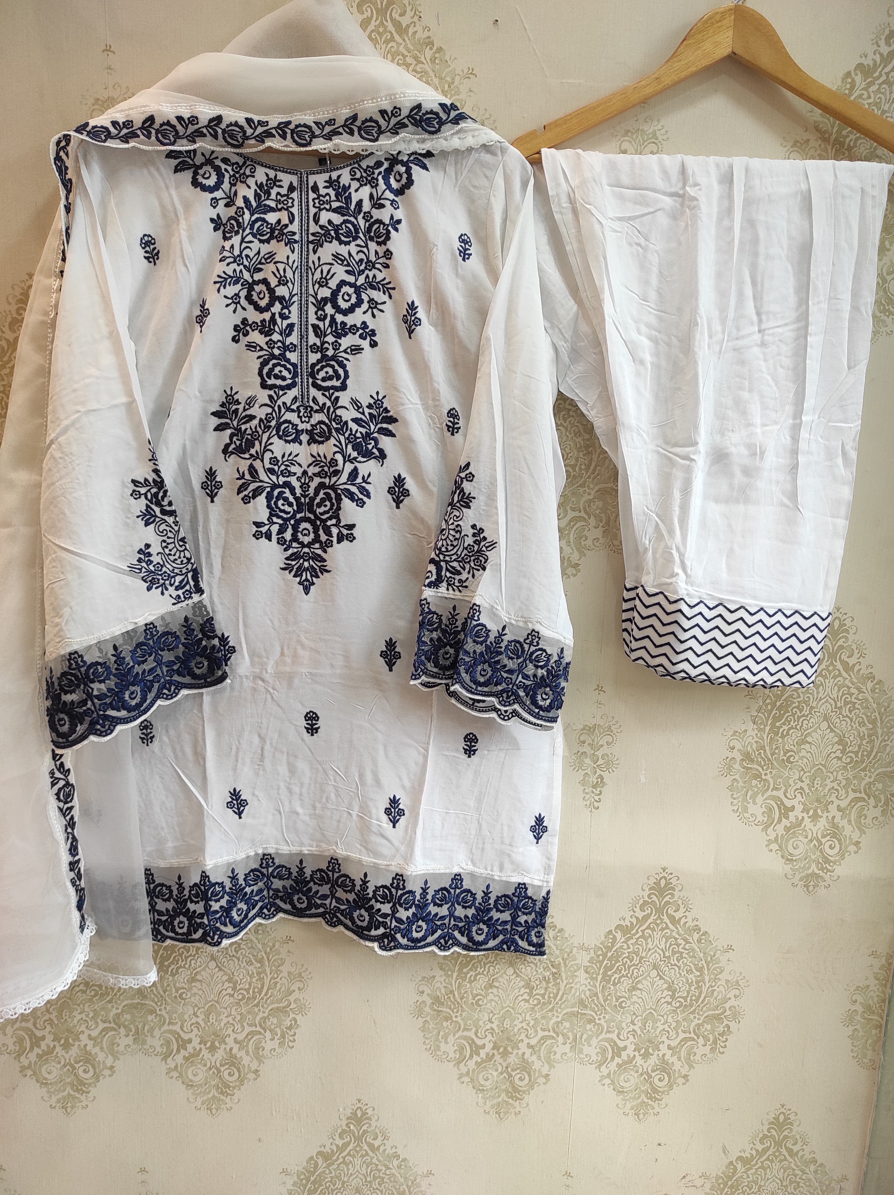 Haania Farshi Suit